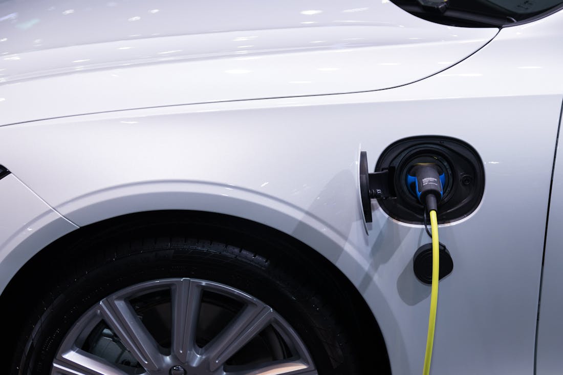 Navigating the Future of Transportation: How Electric Vehicles are Changing the Auto Industry Image 2